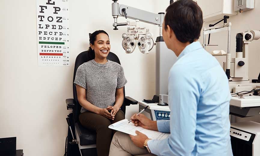 a female employee using voluntary benefits insurance for her vision exam